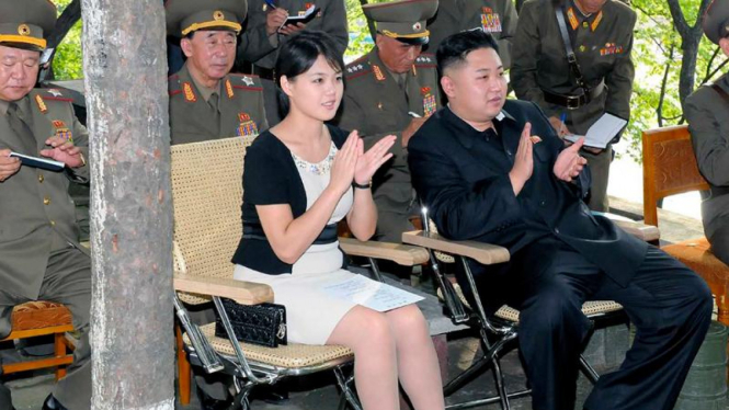 Ri Sol-ju (kiri) bersama Kim Jong-un.