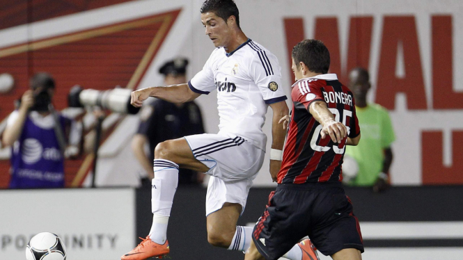 Cristiano Ronaldo (kiri) berebut bola dengan Daniele Bonera