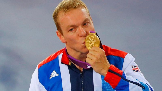 Atlet balap sepeda Inggris Raya, Chris Hoy mencium medali emas 
