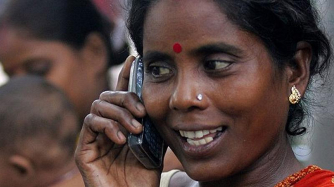 Warga India berbincang melalui ponsel