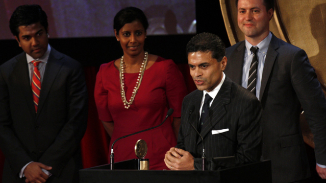 Fareed Zakaria saat menerima penghargaan, 21 Mei 2012