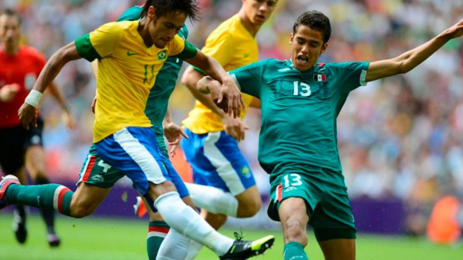 Pemain timnas Brasil, Neymar saat menghadapi Meksiko.