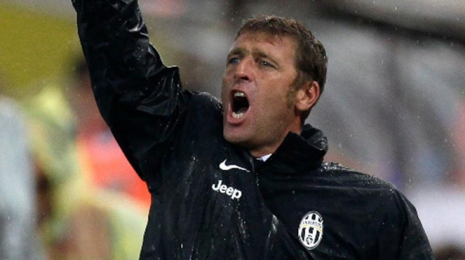 Pelatih pengganti Juventus, Massimo Carrera.