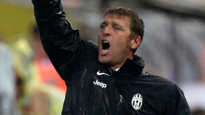 Pelatih pengganti Juventus, Massimo Carrera.