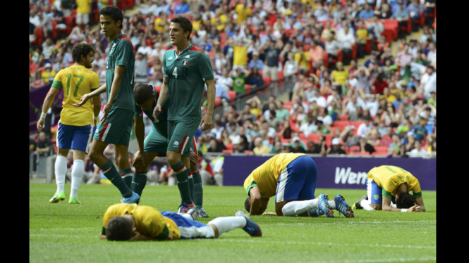 Para pemain Brasil terlihat sangat kecewa karena harus kalah dari Meksiko