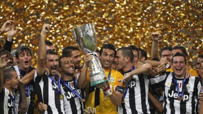 Kiper Juventus, Gianluigi Buffon (kuning), menjuara SuperCoppa 2012