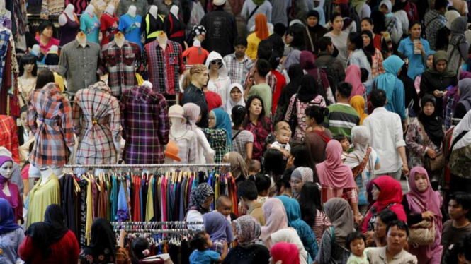 Pengunjung Padati Pasar Tanah Abang