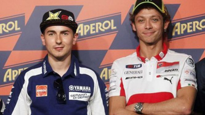 Jorge Lorenzo (kiri) dan Valentino Rossi