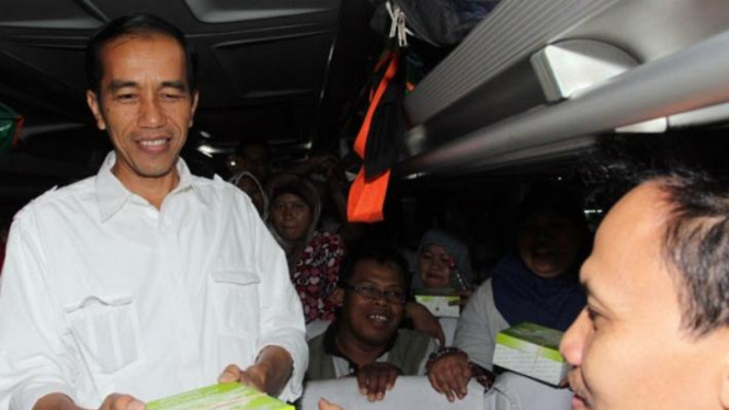 Jokowi Bagikan Makanan Sahur