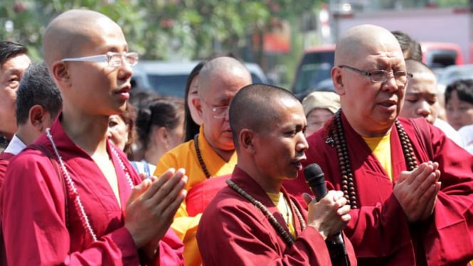 Umat Budha Walubi Doa Bersama di Depan Gedung KPK Untuk Hartati Murdaya