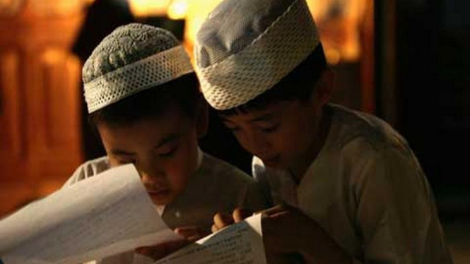 Dua bocah Muslim belajar bersama di suatu masjid di Beijing, China.