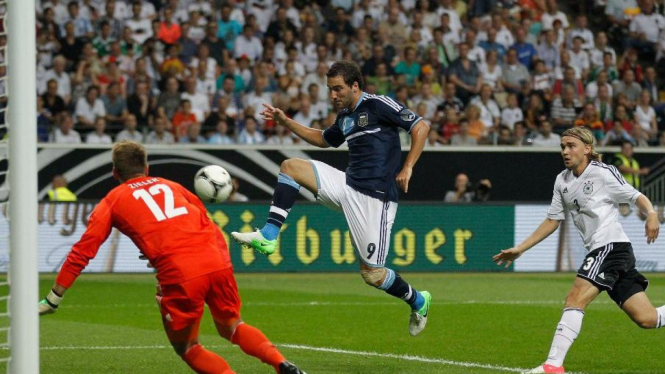 Striker Argentina Gonzalo Higuain (tengah) mengancam gawang Jerman