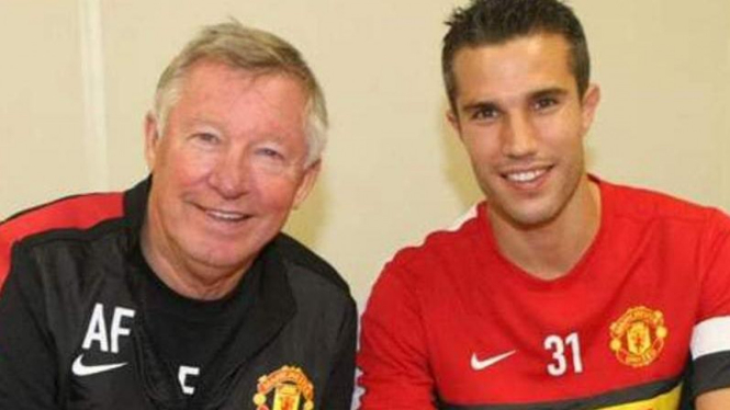 Robin van Persie (kanan) bersama Sir Alex Ferguson usai tandatangan kontrak