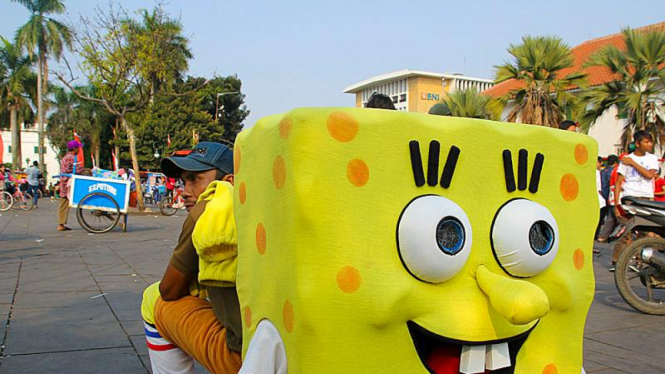 Tokoh Kartun Spongebob di Kota Tua Jakarta