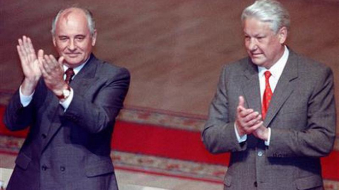 Mikhail Gorbachev (kiri) dan Boris Yeltsin.