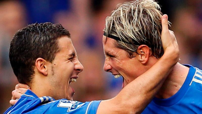 Fernando Torres (kanan) merayakan gol bersama Eden Hazard