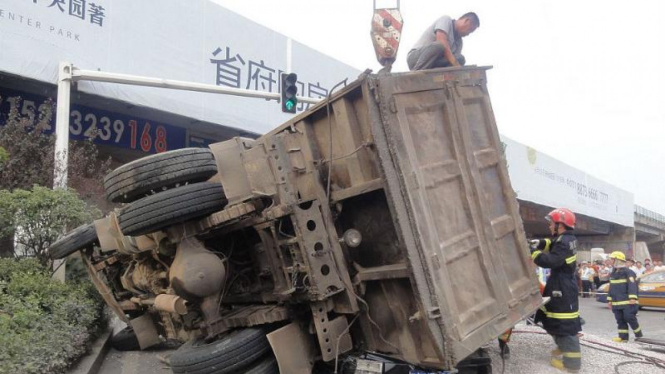 Mobil di China tertimpa truk bermuatan 1 ton batu krikil