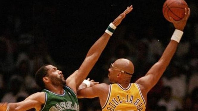 Kareem Abdul-Jabbar (kuning) melakukan skyhook andalannya