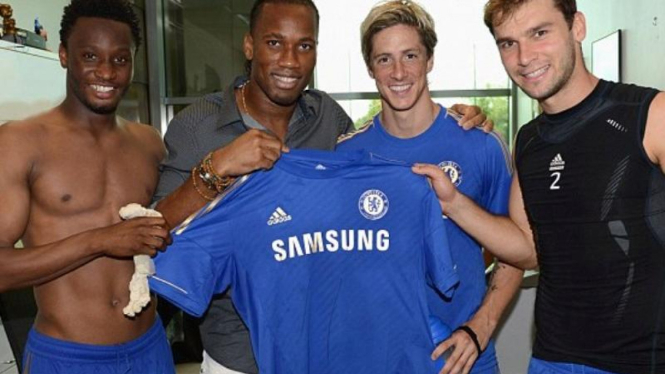 Didier Drogba bersama mantan rekan setimnya di Chelsea 