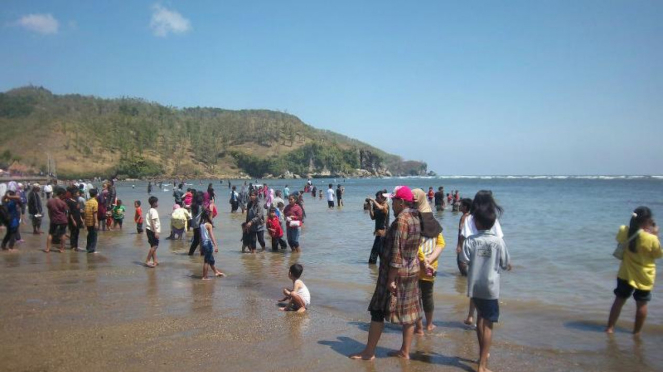Pantai Logending di Kebumen