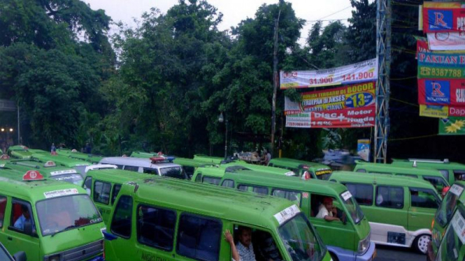 Keramaian angkutan umum di Bogor