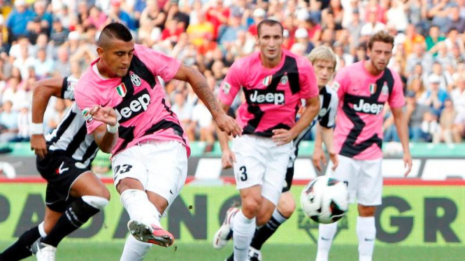 Pemain Juventus, Arturo Vidal (kiri), mencetak gol lewat titik penalti