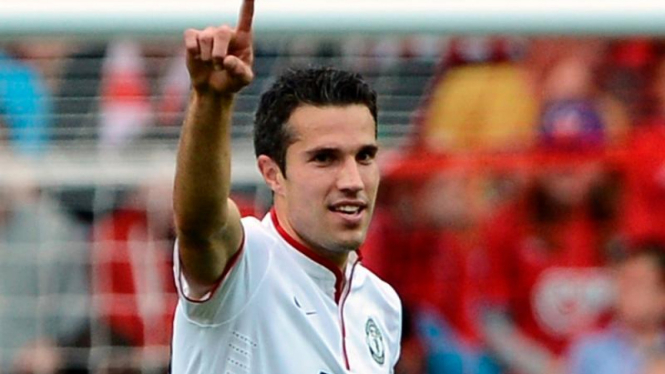 Robin van Persie saat mencetak gol untuk Manchester United