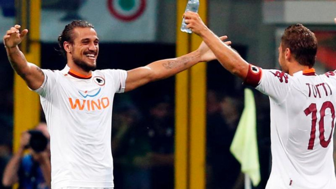 Pemain AS Roma, Pablo Osvaldo (kiri) merayakan gol bersama Francesco Totti