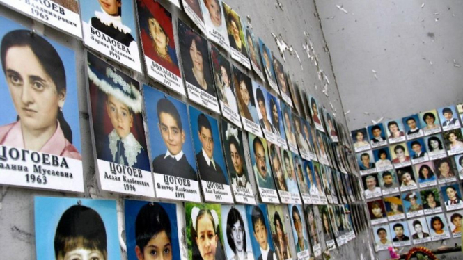 Foto para korban penembakan di Sekolah 01 Beslan