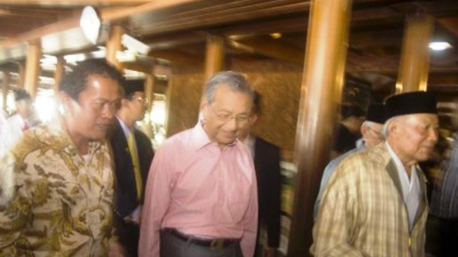 Mahathir Mohammad berziarah ke makam Soeharto