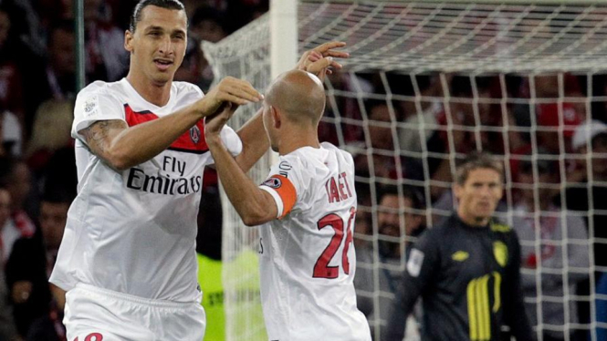 Zlatan Ibrahimovic (kiri) merayakan gol saat PSG melawan Lille