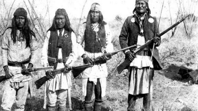 Kepala Suku Indian Apache Geronimo (kanan)