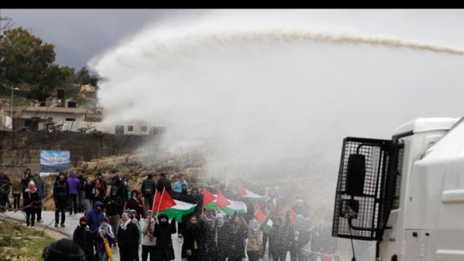 Semprotan air bau oleh tentara Israel terhadap demonstran Palestina