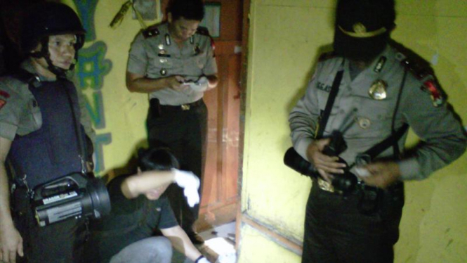 Polisi olah TKP usai ledakan di sebuah rumah di Tambora