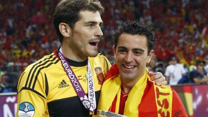 Iker Casillas (kiri) dan Xavi Hernandez