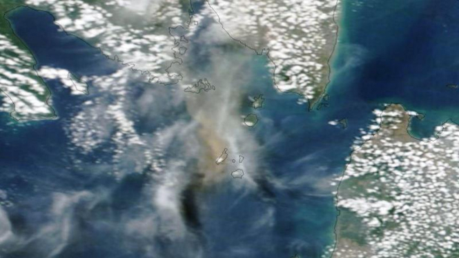 Kepulan asal Anak Krakatau yang terekam Satelit Terra