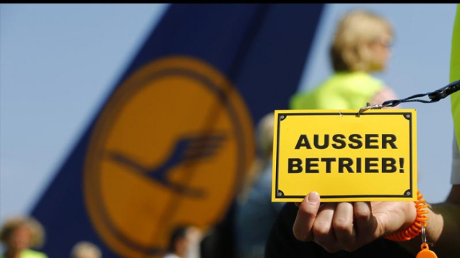 Kru kabin Lufthansa membawa tulisan "Rusak" saat melakukan aksi mogok