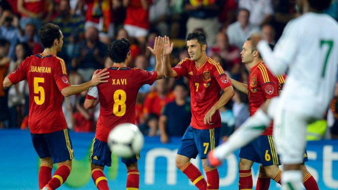 Pemain Spanyol merayakan gol David Villa