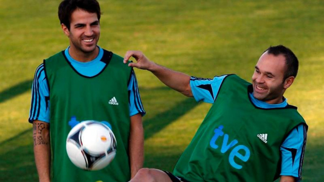 Cesc Fabregas (kiri) bersama rekannya di Barcelona, Andres Iniesta