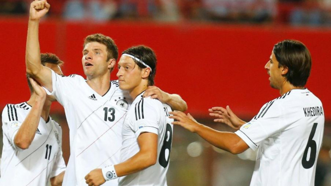 Pemain Jerman merayakan gol Mesut Oezil (tengah)