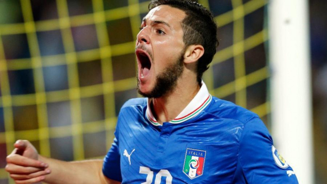Striker Italia Mattia Destro merayakan gol ke gawang Malta