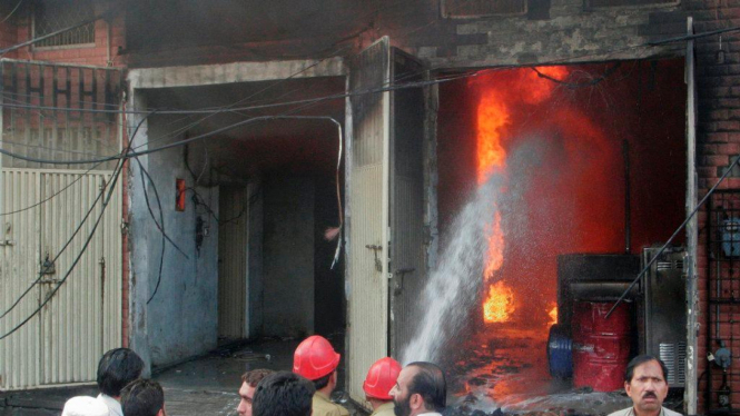 Kebakaran pabrik di Kota Lahore Pakistan
