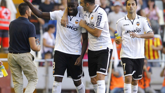 Pemain Valencia rayakan gol  Aly Cissokho (kiri)