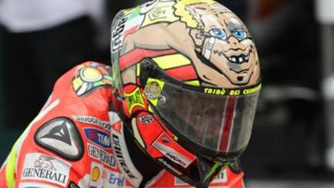 Pembalap Ducati, Valentino Rossi, dengan helm khusus di Misano