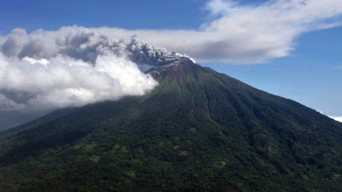 Ilustrasi erupsi Gunung Gamalama 