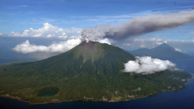 Gunung Gamalama meletus 16 september 2012