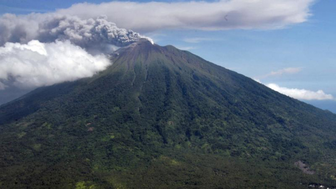 Ilustrasi/Gunung Gamalama meletus terlihat dari udara di atas Ternate, Maluku Utara,(18/09/2012). 