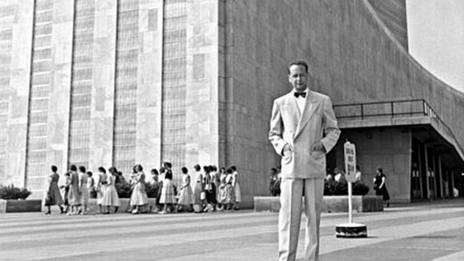 Dag Hammarskjöld di luar Gedung PBB pada 1953 