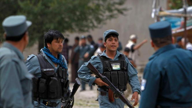 Polisi Afganistan berjaga di lokasi pengeboman di Kabul