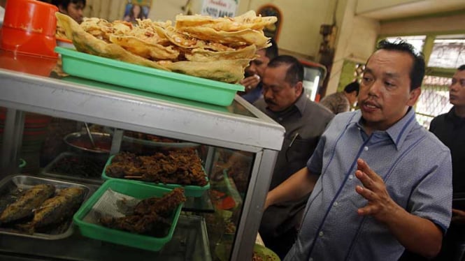 Ramadhan Pohan saat mendukung pedagang warteg.